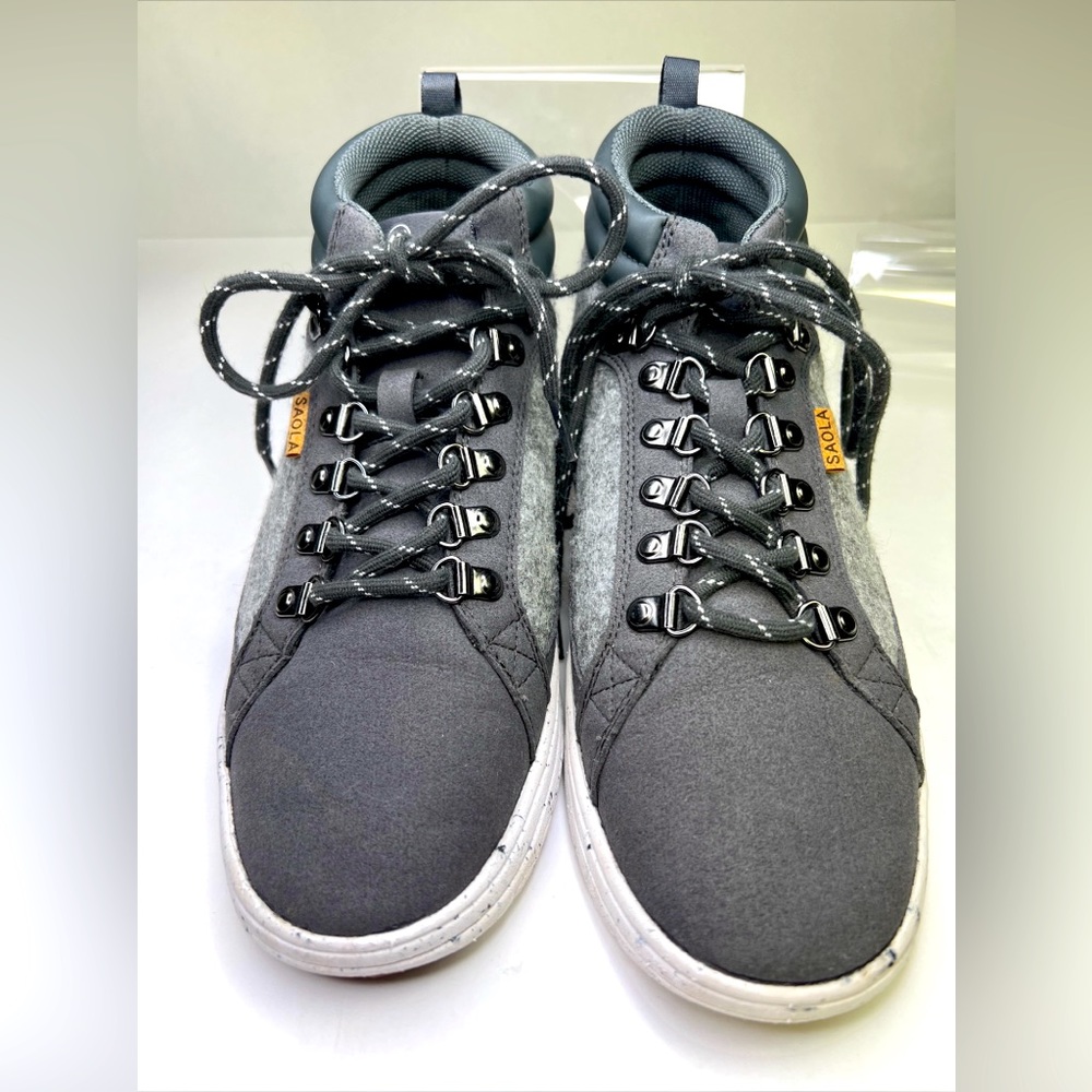 Sale!! NIB SAOLA Size 10M Baikal Sneakers in Dark Grey Featherlight Shoes.